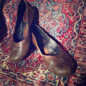Born 7.5 brown leather flats